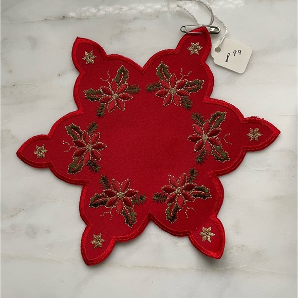 Two snowflake shaped German Christmas linens, doily, coasters - Picture 6 of 9